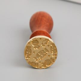 Печать для сургуча с деревянной ручкой "Конфетки" 9х2,5х2,5 см, арт.9901707