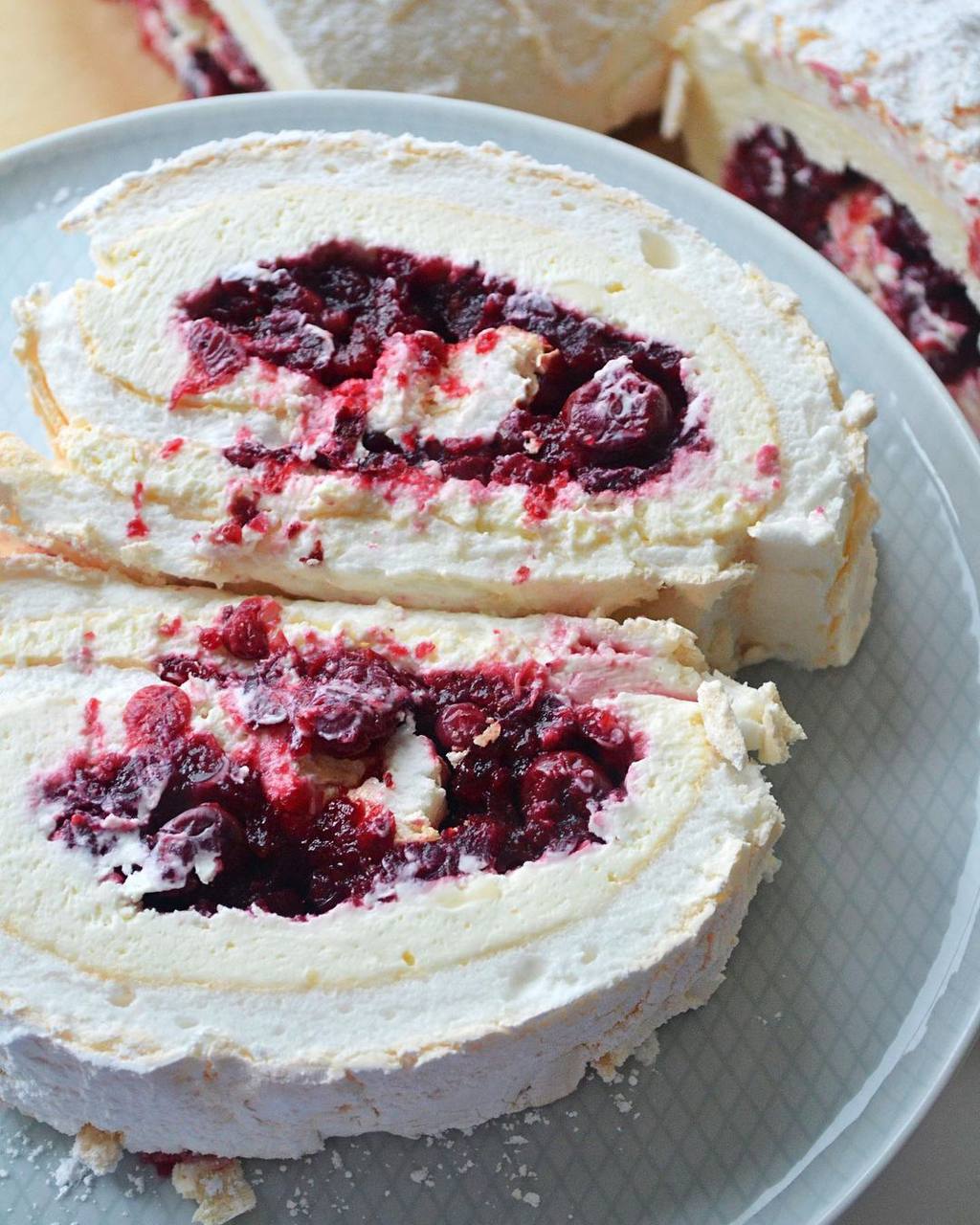 Меренговый рулет с маскарпоне и вишнево-брусничным конфи Меренговый рулет с маскарпоне и вишнево-брусничным конфи