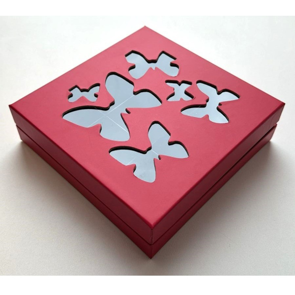 Коробка для конфет ЛЮКС с окном БАБОЧКА 180*180*45 (16) (красная матовая/черная матовая), арт.051941